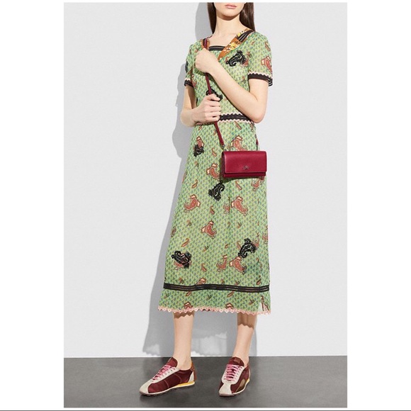 COACH Phone Crossbody in Smooth Leather - Lily - Picture 6 of 6